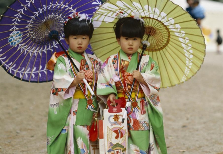 Kimono japonais traditionnel enfant
