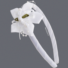 Serre-tête de baptême avec fleur satin blanc, perles et ruban vert