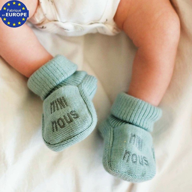 Chaussons bébé en velours vert sauge - Fabrication franco-belge