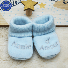 Chaussons garçon en maille bleue brodé Mamie d'Amour
