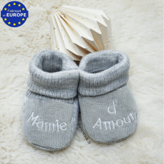 Chaussons bébé en maille grise mixte brodé Mamie d'Amour