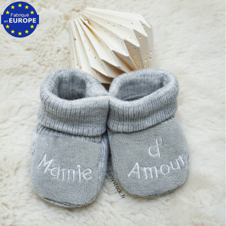 Chaussons bébé en maille grise mixte brodé Mamie d'Amour