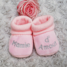 Chaussons bébé naisssance en maille rose brodé Mamie d'Amour