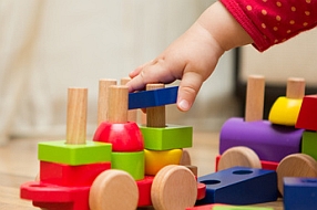 Les jouets en bois, solaires, marionnettes pour jouer autrement